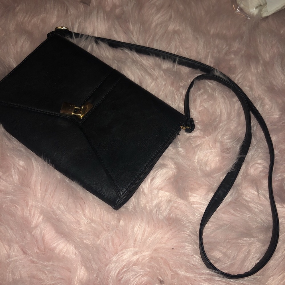 SIMPLE BLACK CROSSBODY PURSE